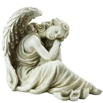 Религиозная статуя покоящегося ангела на открытом воздухе